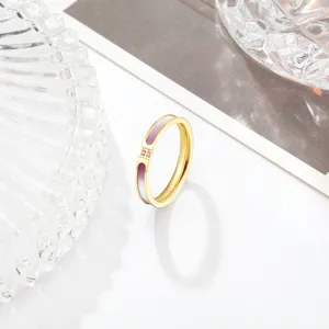 Vue détaillée de la bague dorée minimaliste avec nacre et de beaux zircons brillants.