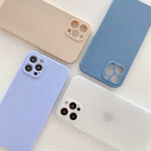 Primer plano de fundas de teléfono de silicona mate de colores dispuestas ordenadamente en superficie.