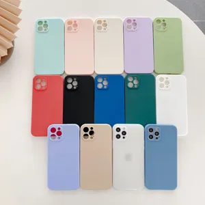 Detalle de funda de teléfono de silicona colorida con textura lisa recortes precisos tonos pastel.