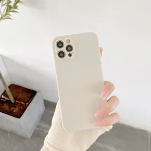 Primer plano de una funda de teléfono de silicona mate lisa en beige, sostenida a mano.