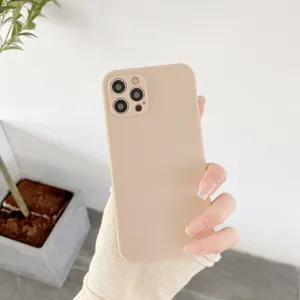Detalle de funda de teléfono de silicona mate con superficie suave y recortes precisos.