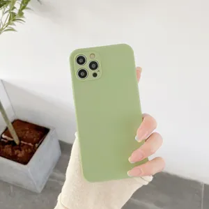 Vista detallada de funda para telefono de silicona mate, tacto suave y proteccion de camara.