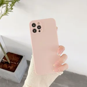 Vista detallada de la funda de teléfono de silicona rosa mate suave al tacto.
