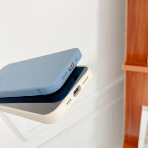 Detalle de funda de silicona mate con recortes precisos para el puerto de carga