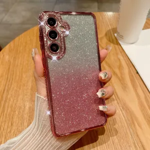 Vista dettagliata della cover per telefono glitterata con strass brillanti e bordo rosso.