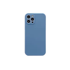 Funda de silicona de color sólido con tacto suave y diseño de recorte de cámara preciso.