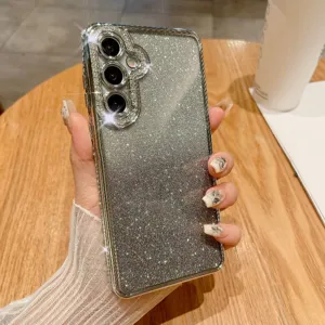 Dettaglio di una custodia per telefono scintillante con strass sfumati e cornice brillante.