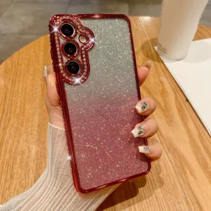 Vista dettagliata della custodia per cellulare con strass glitterati, design di diamanti brillanti.