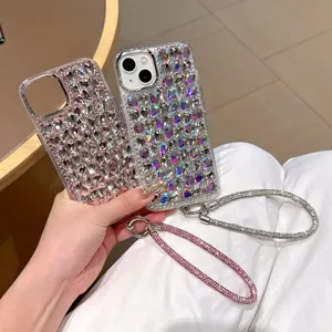 Gros plan détaillé de coque de téléphone en strass étincelants avec dragonne assortie.