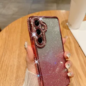 Primo piano dettagliato della custodia per telefono glitterata con protezione fotocamera in strass.
