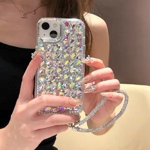 Coque iPhone strass brillante avec diamants cristal de luxe et lanière assortie.