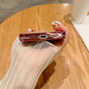 Vista dettagliata del fondo della cover per telefono rosa scintillante con strass.