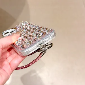 Gros plan détaillé d'un étui de téléphone en strass roses avec dragonne scintillante assortie.