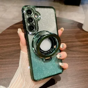 Dettaglio cover per telefono con strass brillanti verde sfumato e supporto ad anello.