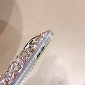 Gros plan de la coque de téléphone en strass rose avec des cristaux scintillants et un cadre élégant.