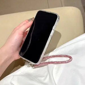Vue détaillée d'une coque transparente avec lanière en strass rose étincelante, prise en main.