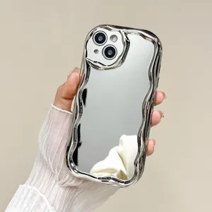 Gedetailleerd overzicht van een zilveren spiegeltelefoonhoesje met golvend ontwerp.