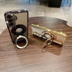 Vista dettagliata della custodia magnetica con strass scintillanti e supporto ad anello glitterato.