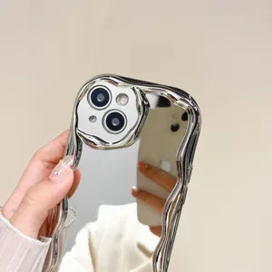Detail van flexibele beschermende telefoonhoes zilver spiegel vloeibaar golvend design.
