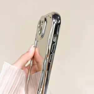 Detailopname van het zilveren gegalvaniseerde spiegel telefoonhoesje met golvende rand en knoppen.