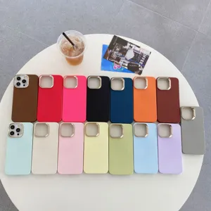 Coque de téléphone en similicuir uni minimaliste simple avec protection de cadre caméra dorée
