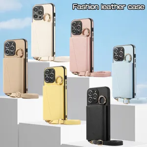 Vue détaillée de la coque en cuir bandoulière avec porte-cartes et anneau de support.
