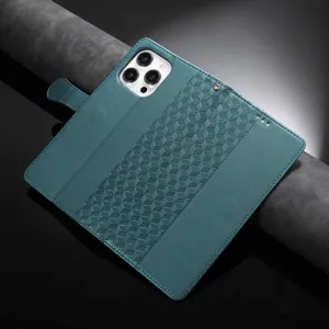 Étui portefeuille en cuir bleu avec motif géométrique gaufré et fonction support.