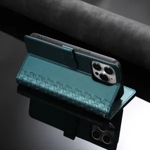 Détail de coque portefeuille en cuir tissé vert foncé avec support de protection pliable