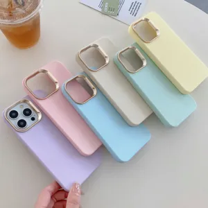 Coque de téléphone unie minimaliste en similicuir avec protection de caméra dorée.