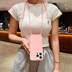 Roze siliconen telefoonhoesje met nekkooord, gedetailleerd overzicht met uitsparing voor de camera.