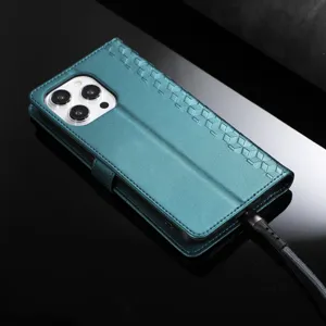 Étui portefeuille pliable en cuir turquoise avec un motif géométrique gaufré pour iPhone.