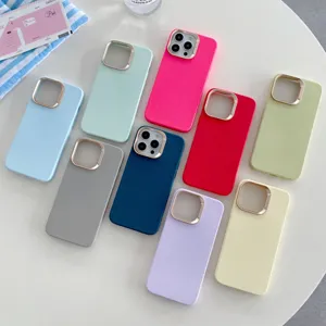 Gros plan détaillé de coques de téléphone colorées en cuir avec cadre de caméra doré élégant.