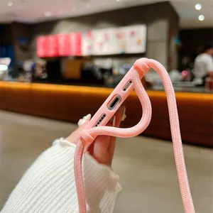 Gedetailleerd zicht op het roze hoesje met geweven koord, nauwkeurige uitsparingen.