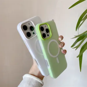 Vue détaillée de coques de téléphone magnétiques mates en blanc et vert avec découpes.
