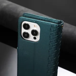Vue détaillée d'étui de téléphone en cuir vert foncé, housse portefeuille à motif.