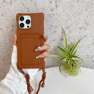 Bruine siliconen telefoonhoesje met kaartsleuf en verstelbare draagriem voor dagelijks gebruik.
