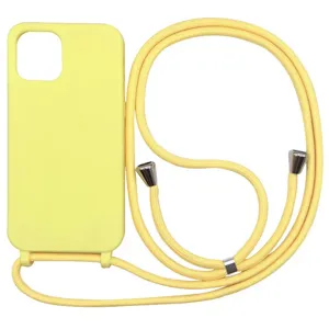 Gele siliconen telefoonhoesje detailweergave met bijpassende draagband en metalen accenten.