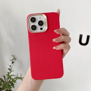 Coque de téléphone en similicuir rouge minimaliste avec cadre de caméra doré élégant