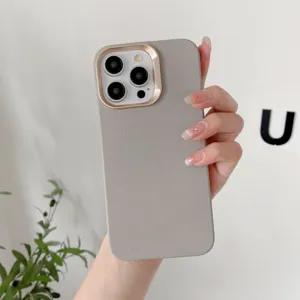 Coque de téléphone de protection en similicuir gris minimaliste avec cadre doré.