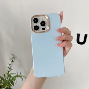 Vue détaillée de la coque de téléphone minimaliste en similicuir avec contour doré élégant.