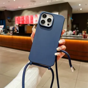 Gedetailleerd overzicht van het effen mat telefoonhoesje met een handige draagriem.
