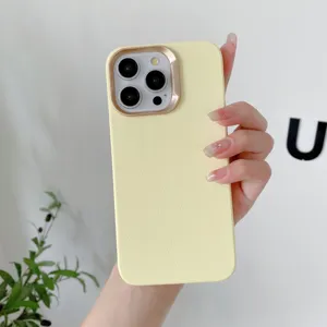 Gros plan détaillé d'un étui de téléphone en similicuir jaune beurre avec protection.