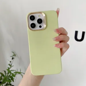 Coque de téléphone en cuir synthétique uni minimaliste avec contour de caméra doré iPhone.