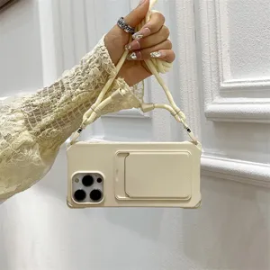 Gedetailleerd opname van beige telefoonhoesje met kaartsleuf en koord, valbestendig ontwerp.