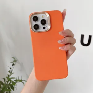 Coque de téléphone unie minimaliste en similicuir avec protection d'appareil photo dorée.