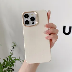 Vue détaillée de la coque de téléphone en similicuir unie minimaliste avec protection.