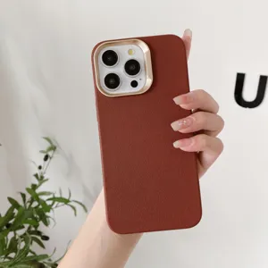 Vue détaillée de l'étui de téléphone en similicuir marron avec une protection dorée.