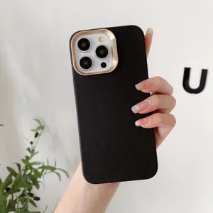 Coque de téléphone en similicuir minimaliste avec cadre de caméra doré pour iPhone.