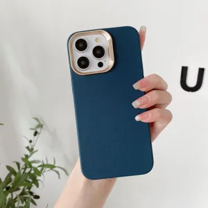 Gros-plan détaillé sur la coque de téléphone en similicuir uni et son contour doré