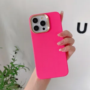 Coque de téléphone en similicuir rose vif avec contour de caméra doré luxueux pour iPhone.